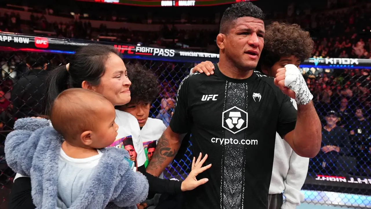 Gilbert Burns mengucapkan salam perpiasahan dengan didampingi istri dan anak-anaknya. (Foto: Fight TV)