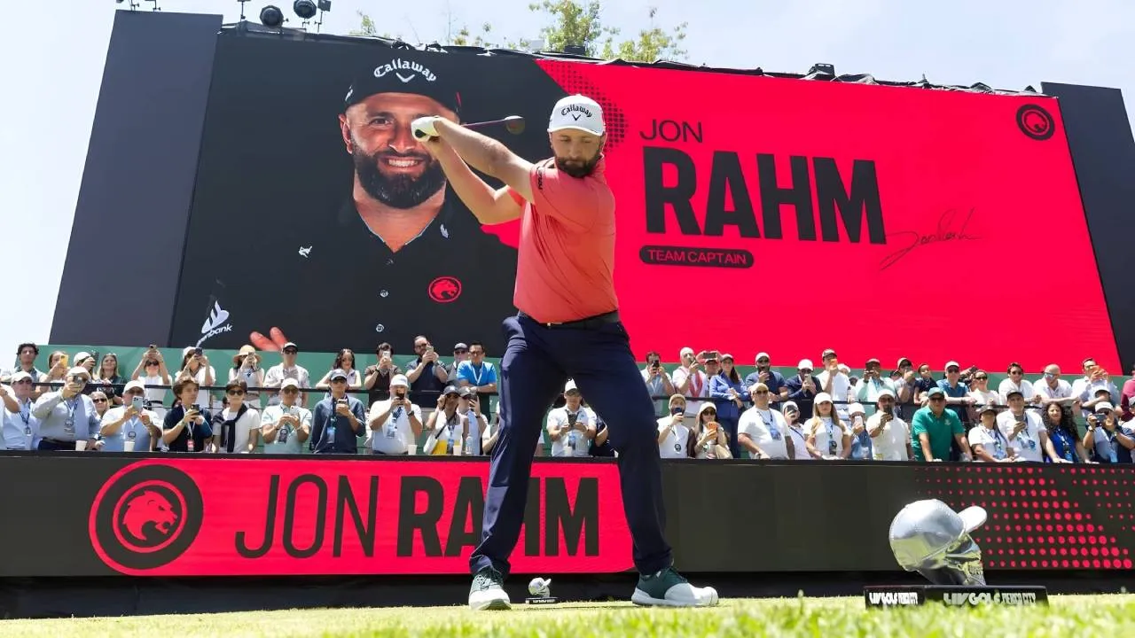 Jon Rahm kini memimpin dengan keunggulan satu pukulan atas rekan setimnya di Legion XIII, Tyrrell Hatton. (Foto: AP)