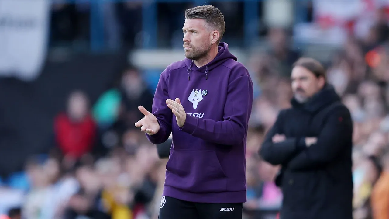 Kalah Telak 3-0, Rob Edwards Sebut Wolves Banyak Lakukan Kesalahan