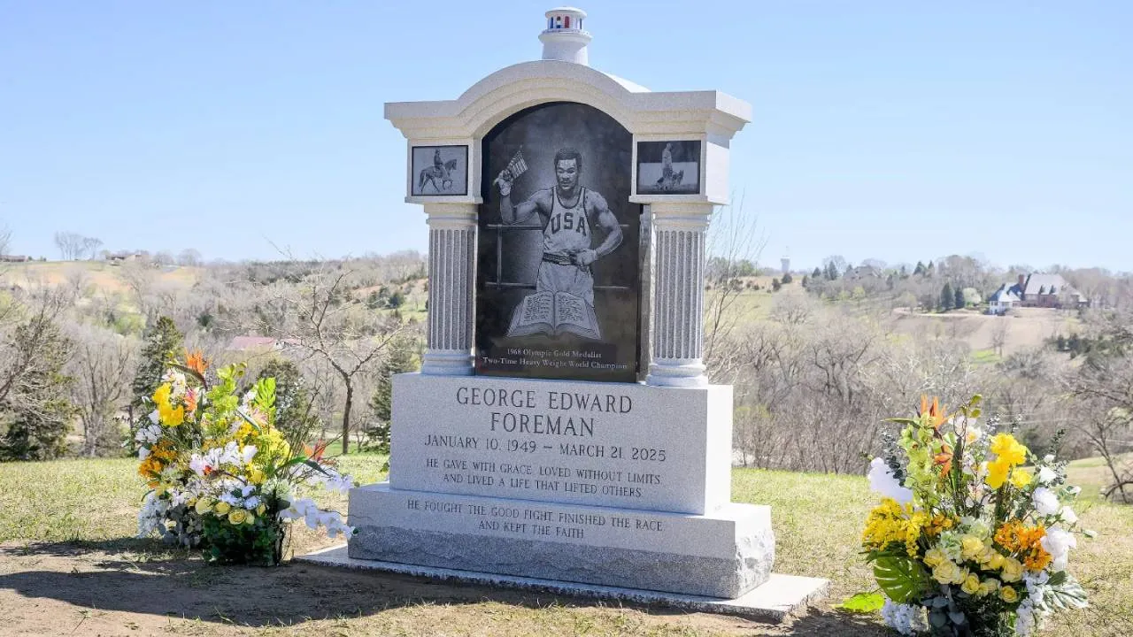 George Foreman dimakamkan pada April 2025 di Logan Park Cemetery, yang terletak di wilayah barat laut negara bagian Iowa. (Foto: Fight TV)