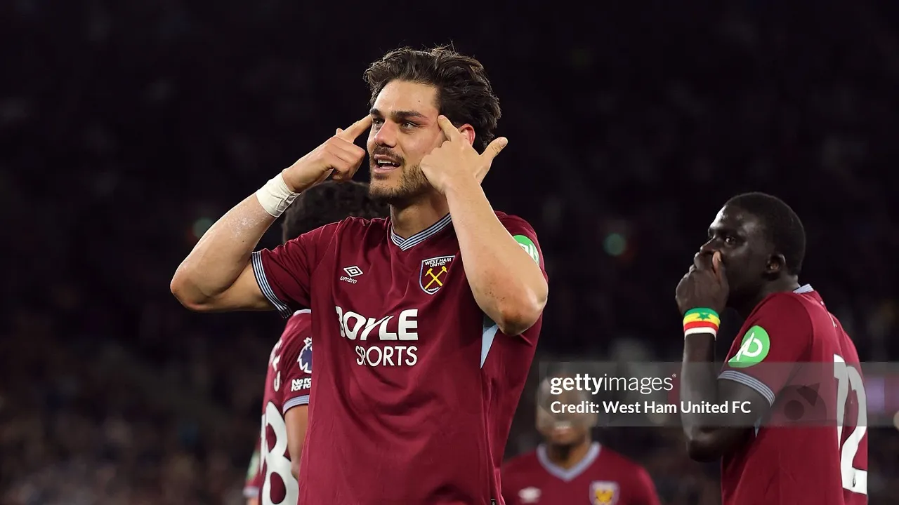 Konstantinos Mavropanos puas duetnya dengan Axel Disasi