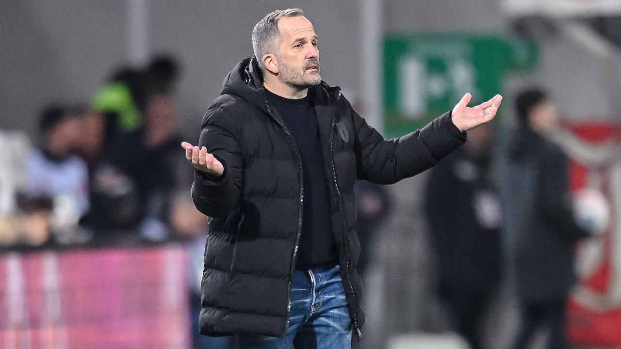 Menang Dramatis di BayArena, Manuel Baum Puji Performa Augsburg