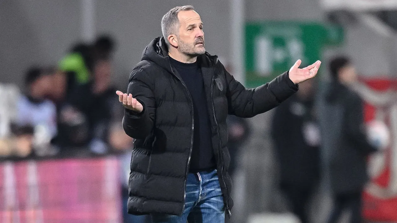 Menang Dramatis di BayArena, Manuel Baum Puji Performa Augsburg