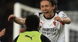Modric Ajukan Syarat Bertahan di Milan Hingga Musim 2026-27
