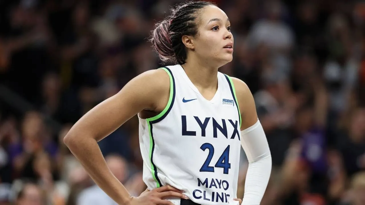 Meski masih dalam tahap pemulihan, Napheesa Collier menyatakan kondisinya terus menunjukkan perkembangan positif. (Foto: AP)