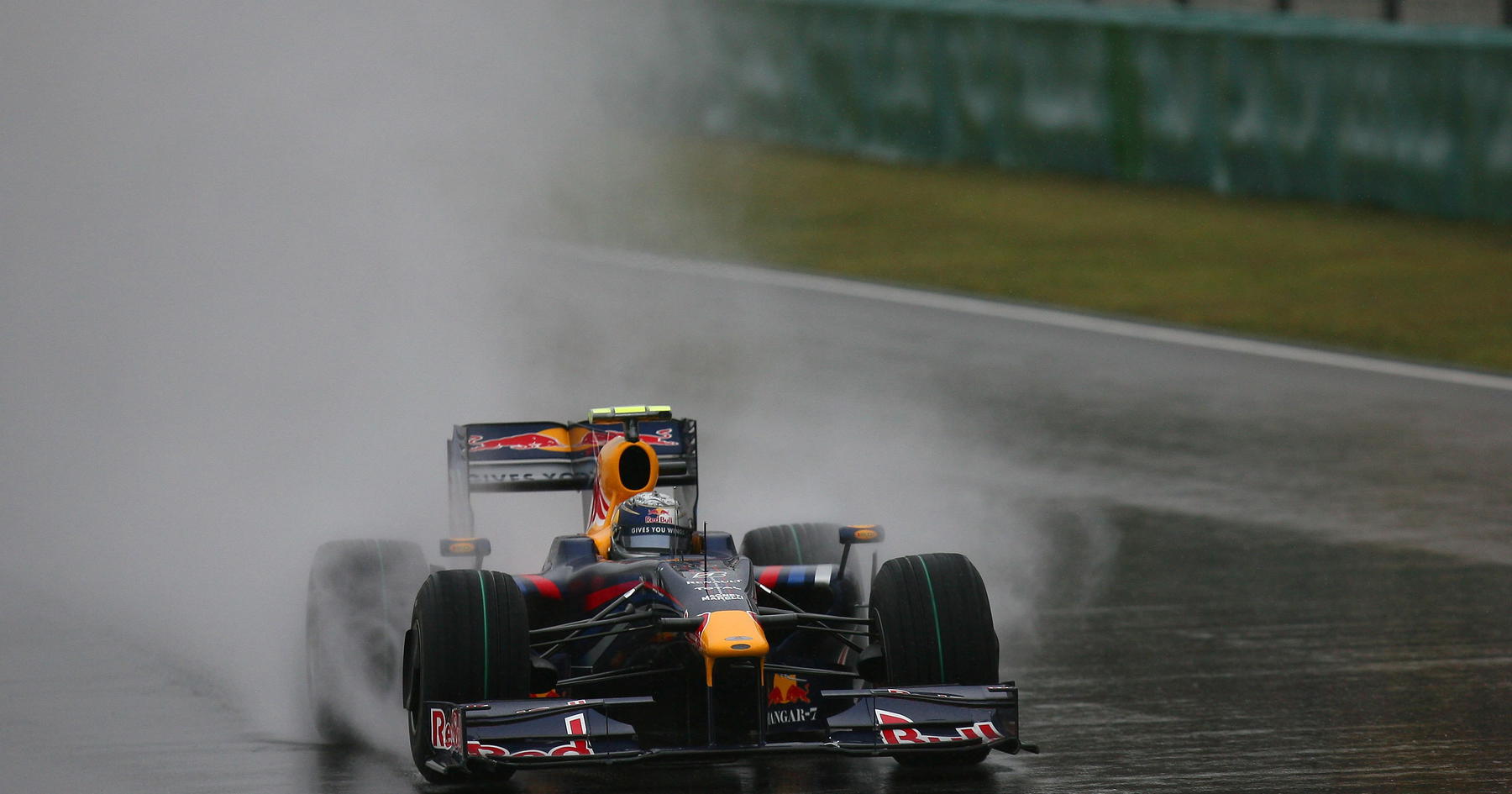 Red Bull Raih Kemenangan Bersejarah F1 dengan Kesalahan Kecil