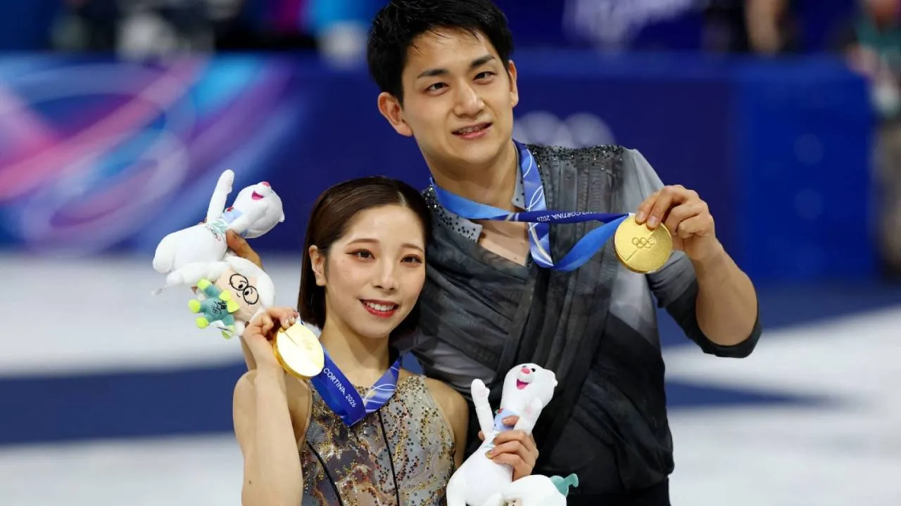 Riku Miura (kiri) dan Ryuichi Kihara berpose dengan medali emas Olimpiade mereka di Milan-Cortina. (Foto: AP)