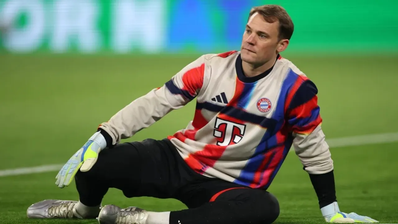 Uli Hoeness Bujuk Manuel Neuer Bertahan Satu Tahun Lagi di Bayern Munich