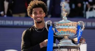 Akhiri Paceklik Gelar, Arthur Fils Angkat Trofi Kemenangan Di Barcelona