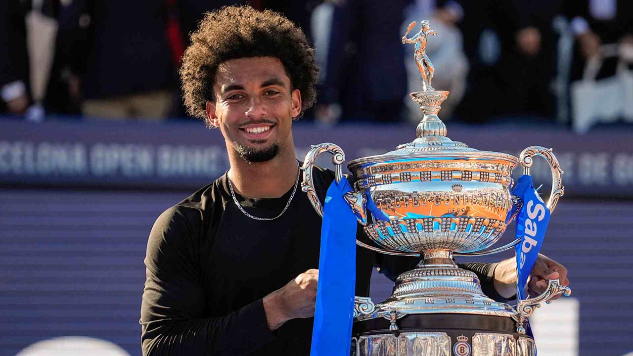 Akhiri Paceklik Gelar, Arthur Fils Angkat Trofi Kemenangan Di Barcelona