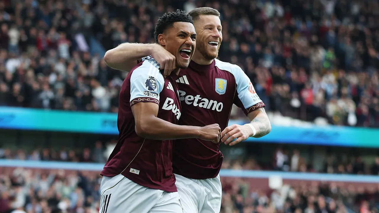 Selebrasi gol pemain Aston Villa.