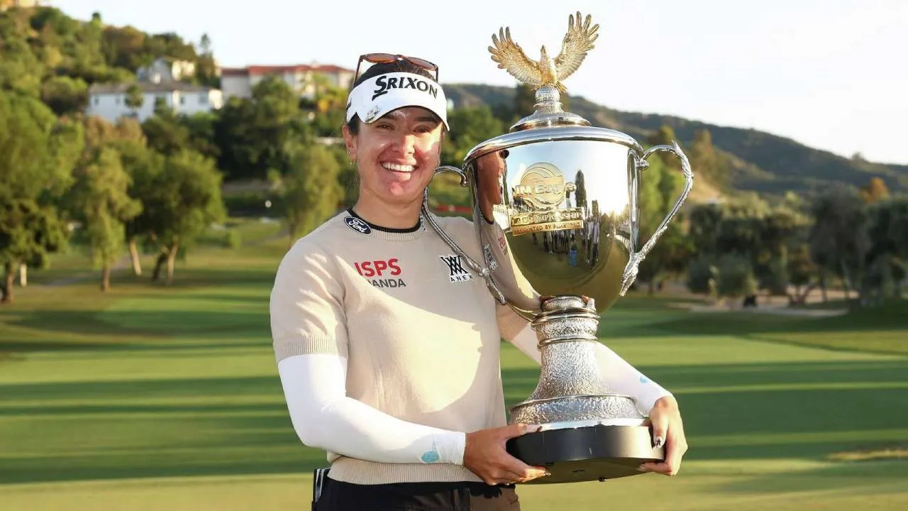 Hannah Green berpose dengan trofi JM Eagle LA Championship. (Foto: Golf Digest)