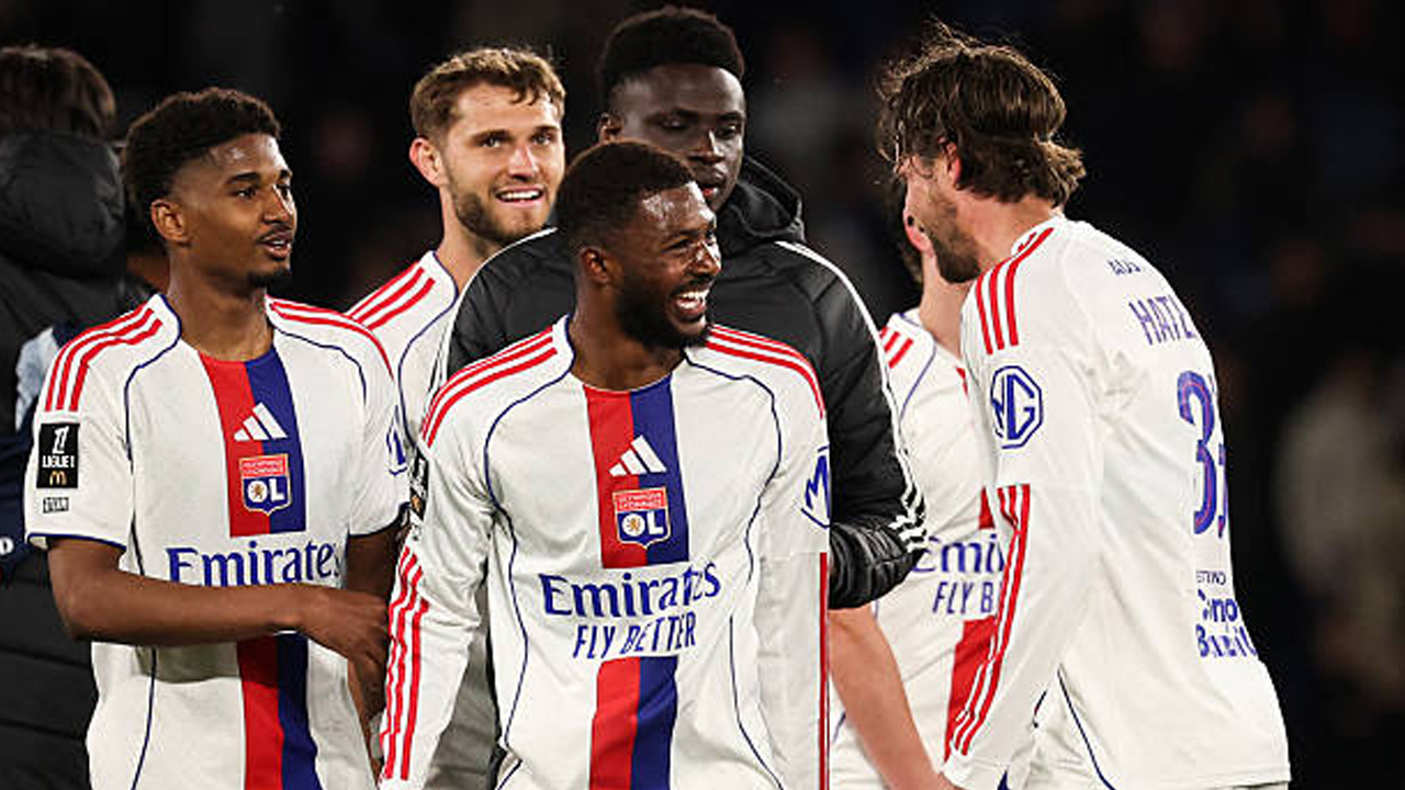 Kalahkan PSG 2-1, Lyon Tingkatkan Peluang Lolos ke Liga Champions