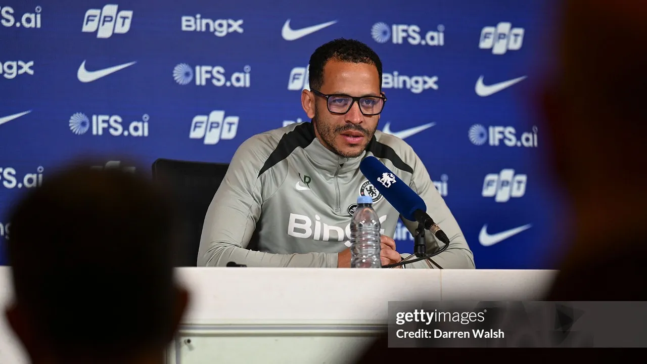 Liam Rosenior tetap aman saat Chelsea makin menjauh dari Liga Champions