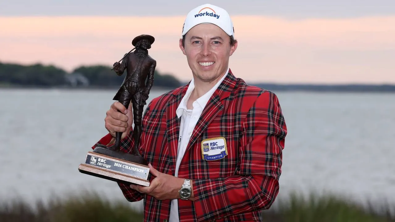Matt Fitzpatrick berpose dengan trofi RBC Heritage. (Foto: Golf Digest)