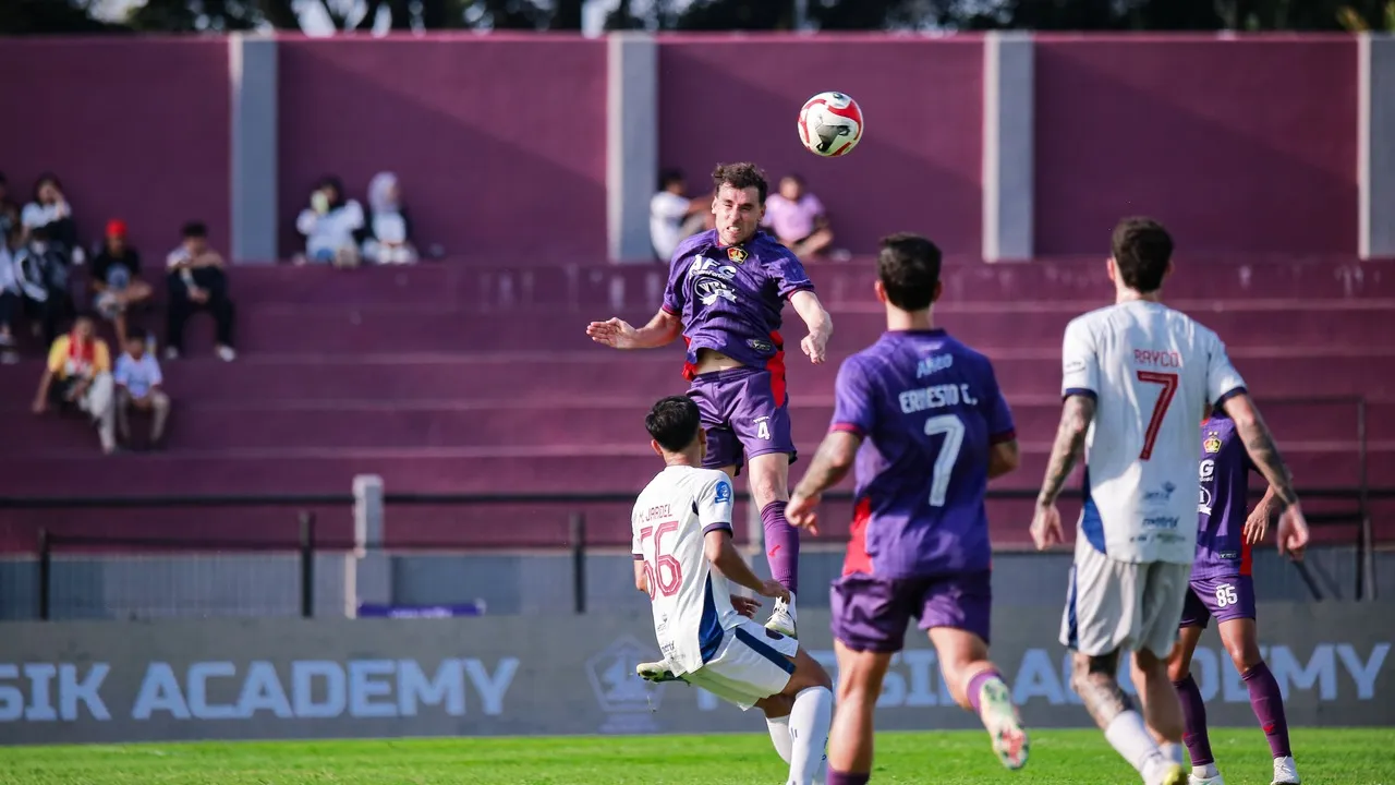 Laga Persik Kediri kontra Persita Tangerang