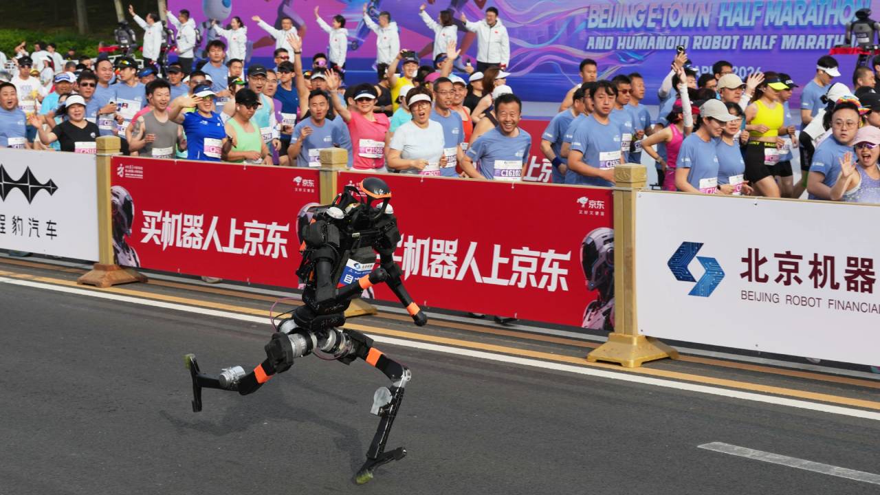 Robot Humanoid Menangi Half Marathon di Beijing, Lampaui Rekor Manusia