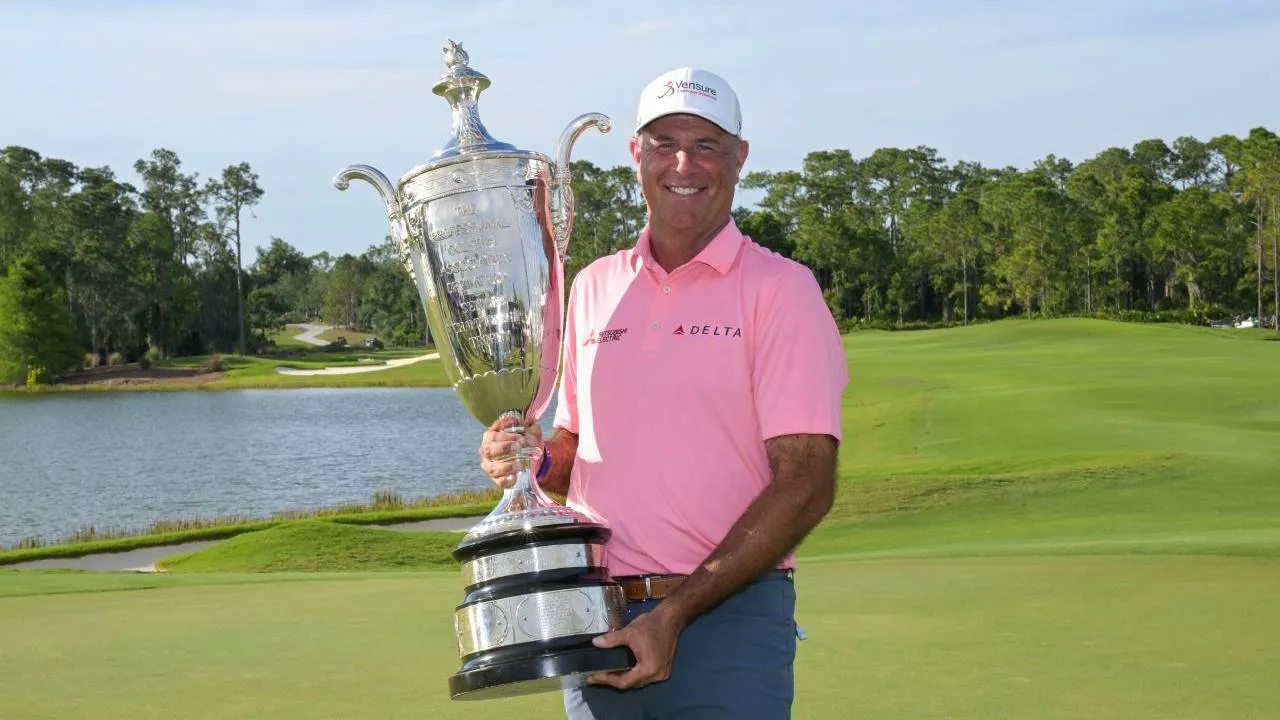 Stewart Cink berpose dengan trofi Senior PGA Championship. (Foto: Golf Digest)