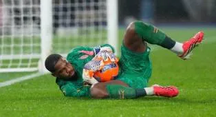 Suporter Verona Lontarkan Nyanyian Rasis Kepada Mike Maignan dan Leao