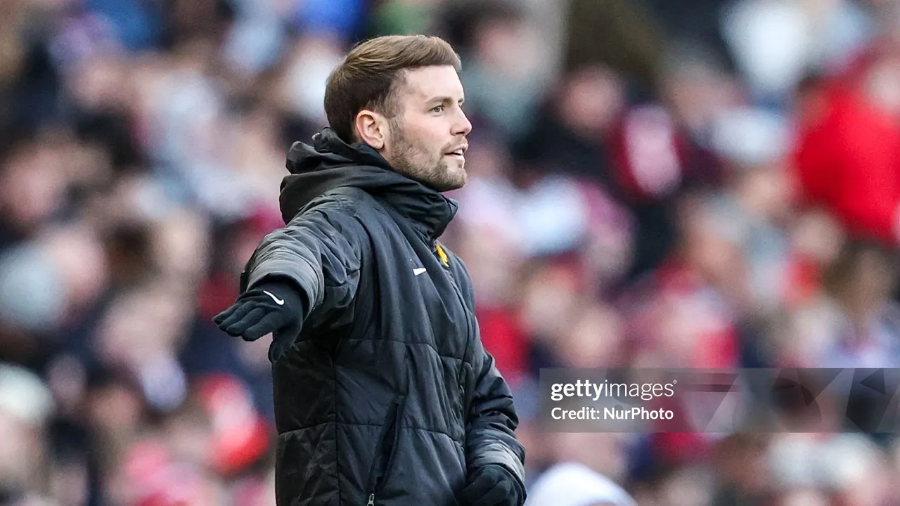 Fabian Hurzeler Buka Suara soal Kontrak Mitoma dan Van Hecke