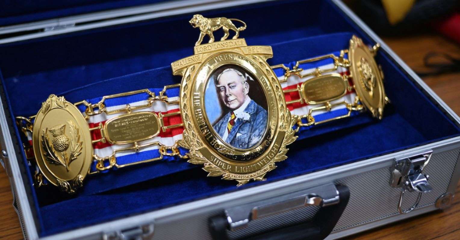 Juara Kelas Berat Inggris Baru Bertekad Kuasai Divisi