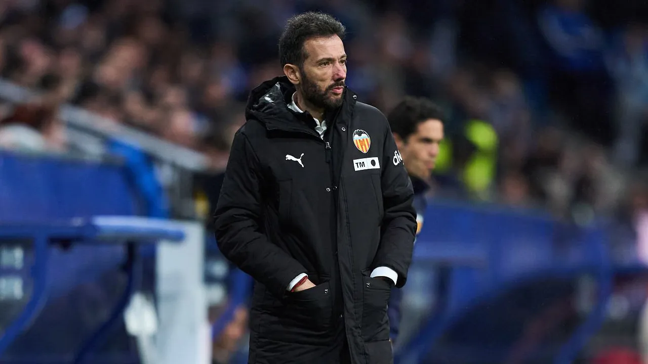 Lupakan Elche, Carlos Corberan Ajak Valencia Fokus Penuh Hadapi Mallorca