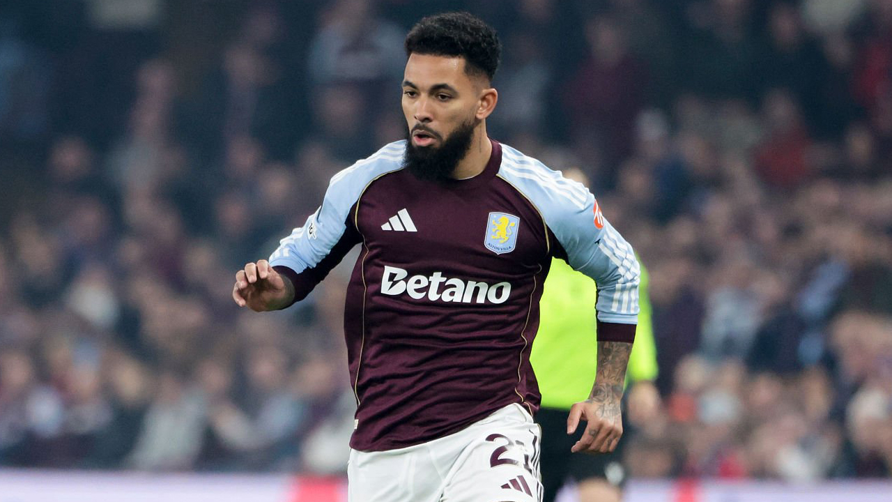 Masa Depan Douglas Luiz Menggantung, Villa Coba Cari Jalan Tengah