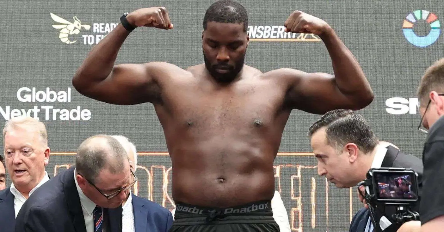 Warren Incar Kelas Berat Inggris Usai Okolie Gagal Tes - sumber: (secondsout)