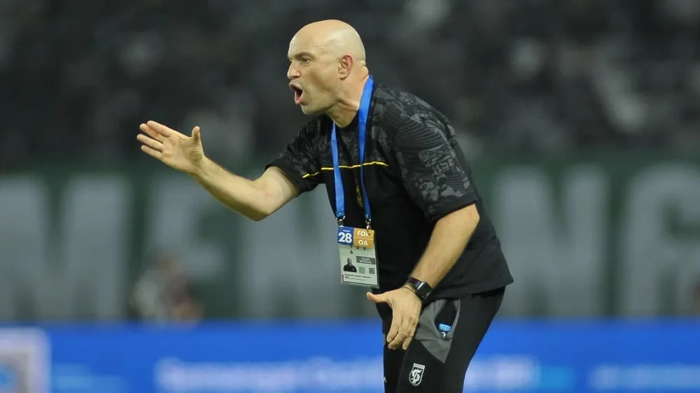 Bernardo Tavares Targetkan Rebound Persebaya di Tengah Sorotan - sumber: (ileagueid)