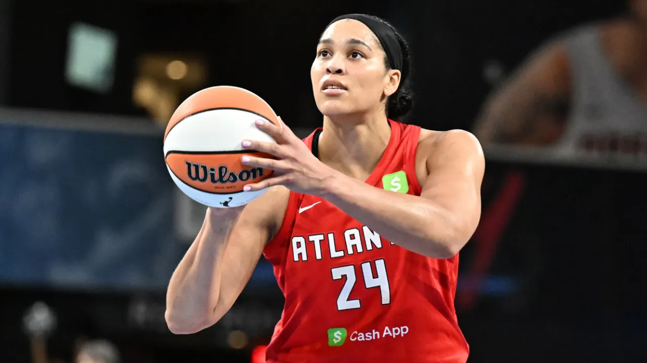 Brionna Jones baru saja menandatangani kontrak ulang dengan Atlanta dan diproyeksikan menjadi pilar utama di lini depan bersama rekrutan anyar Angel Reese. (Foto: AP)