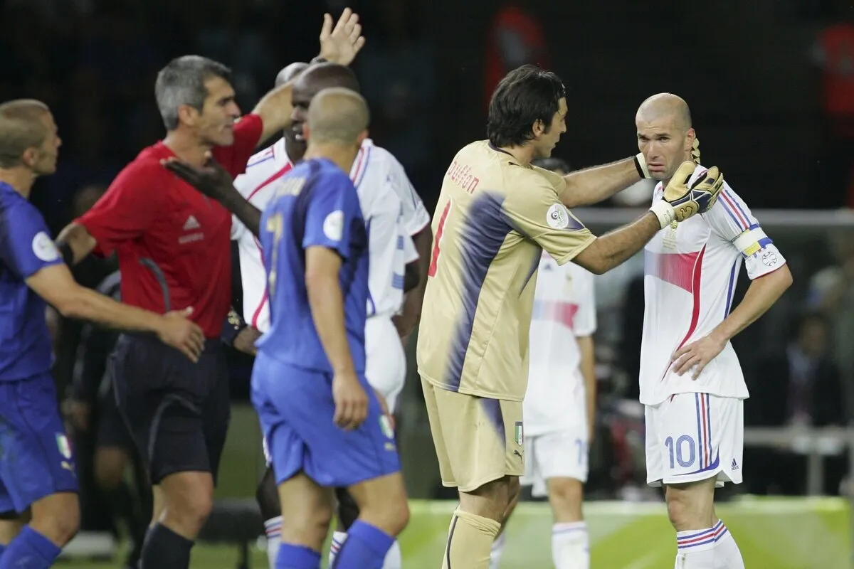 Buffon Ungkap Tak Pernah Bahas Insiden Sundulan Zidane di Final Piala Dunia - sumber: (footballitalia)