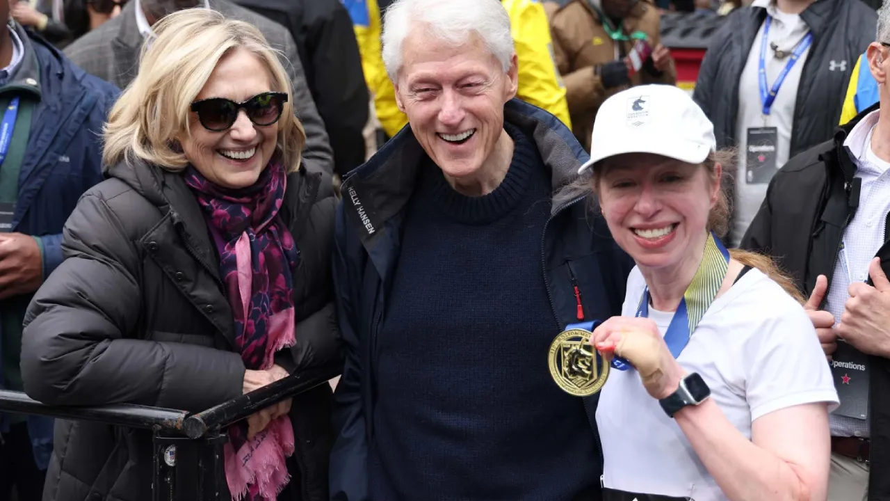 Chelsea Clinton (paling kanan) berpose dengan kedua orangtuanya setelah menyelesaikan Boston Marathon 2026. (Foto: AP)