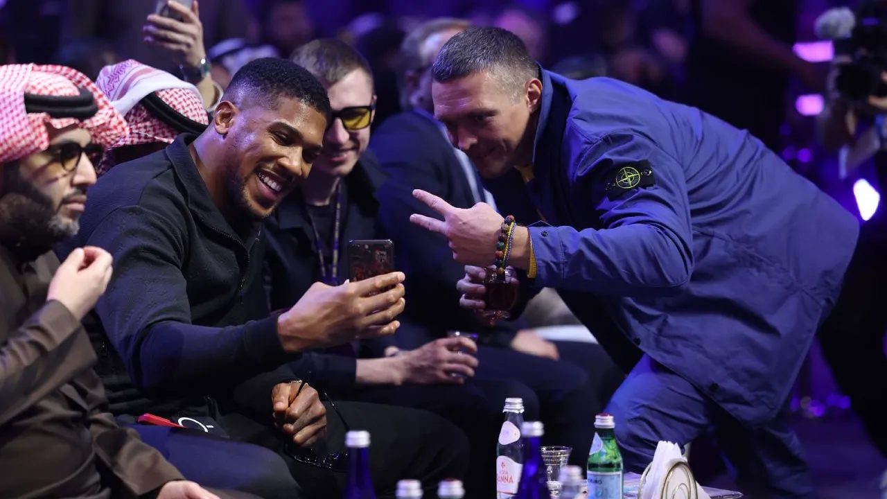Oleksandr Usyk (kanan) berpose dengan Anthony Joshua saat menonton sebuah pertarungan. (Foto: Fight TV)