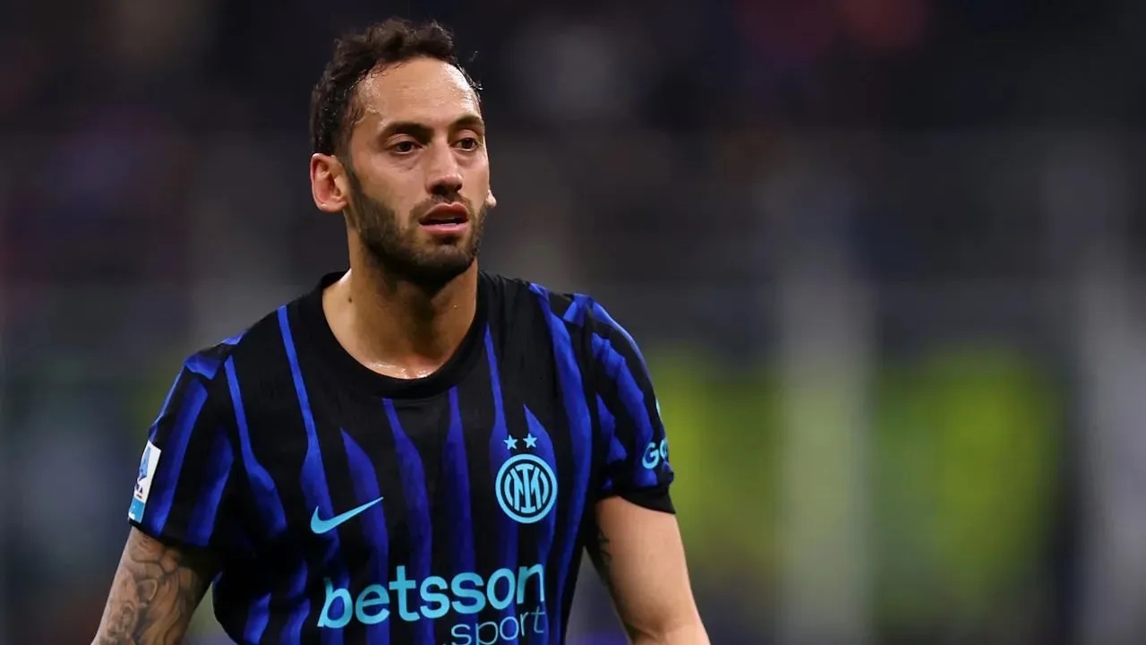 Hakan Calhanoglu Putuskan Bertahan di Inter dan Menolak Kembali ke Turki
