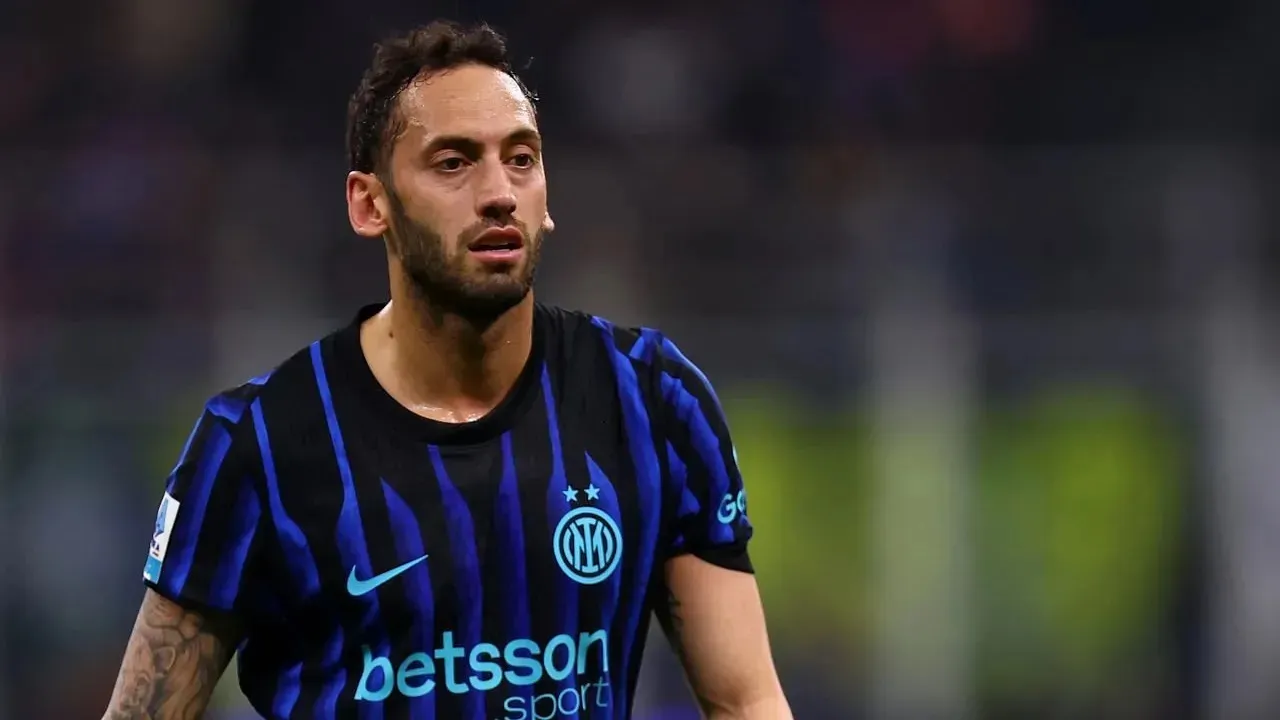 Hakan Calhanoglu Putuskan Bertahan di Inter dan Menolak Kembali ke Turki