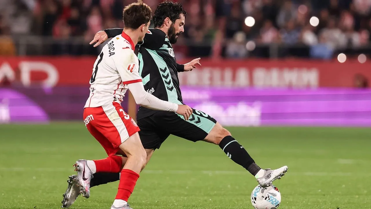 Kembalinya Isco dan Aksi Gemilang Unai Simon di La Liga - sumber: (footballespana)