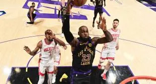 Lakers Unggul 2-0, LeBron Gemilang Lawan Rockets