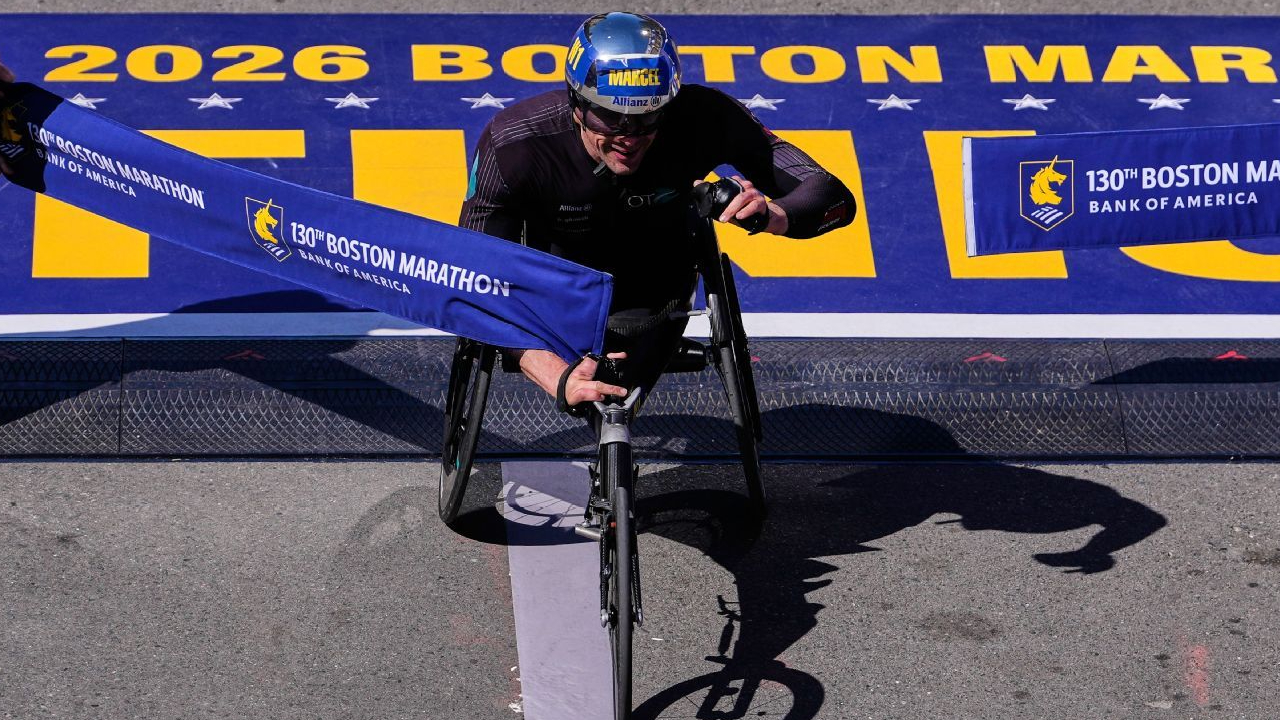 Marcel Hug Tambah Koleksi Gelar Boston Marathon Kursi Roda