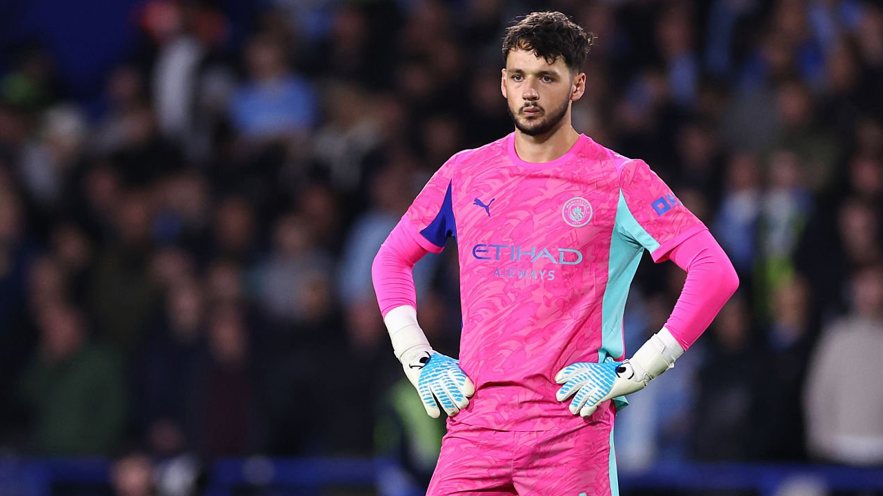 Tergusur Donnarumma, James Trafford Buka Pintu Hengkang dari City