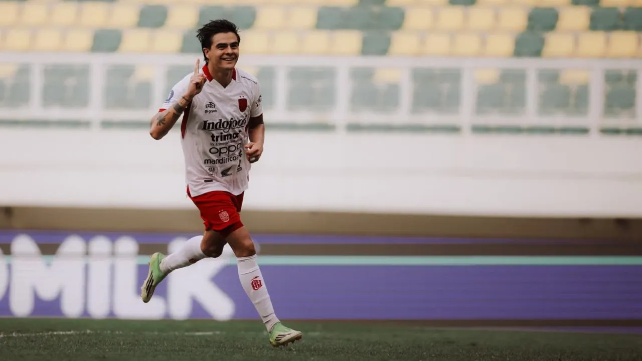 Gelandang Bali United, Diego Campos merayakan gol ke gawang Persita Tangerang