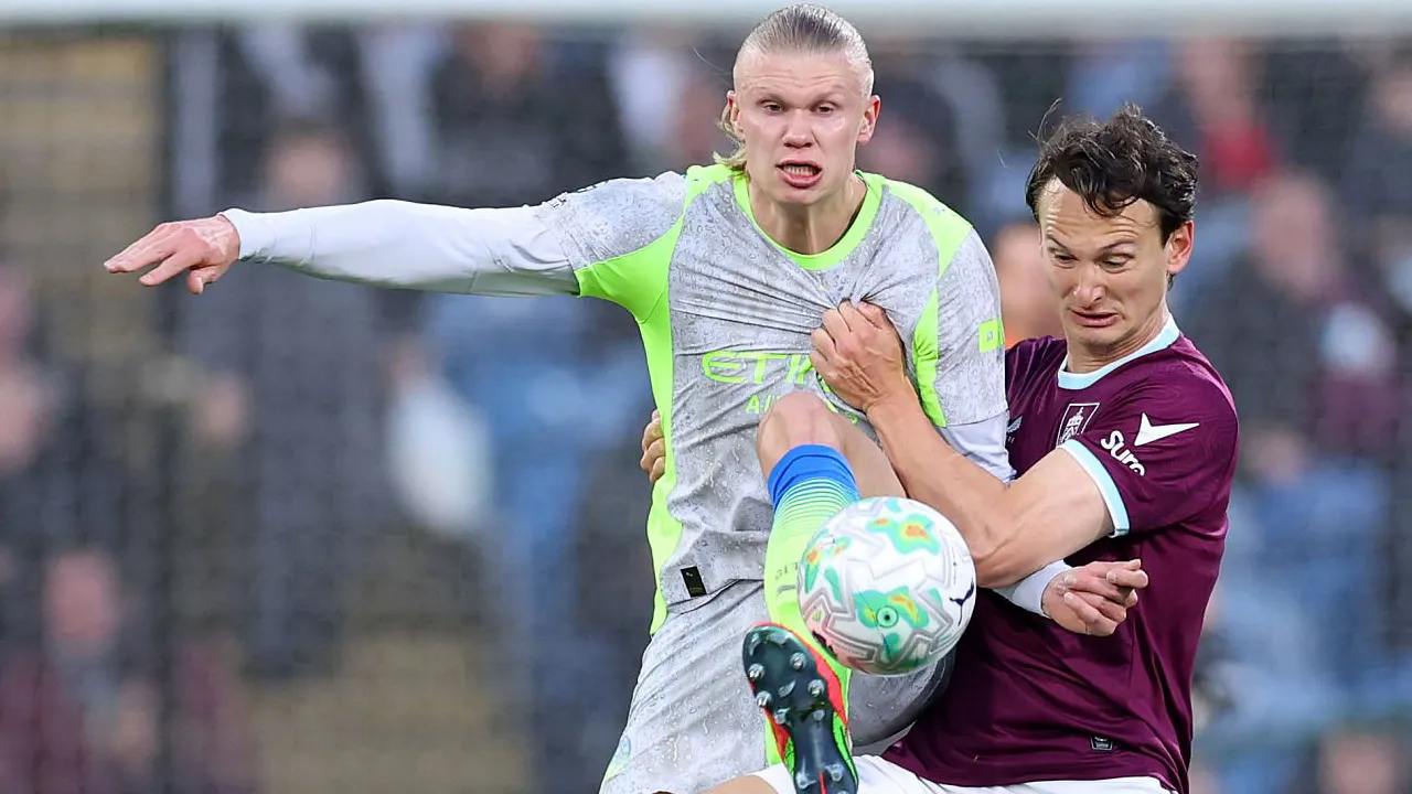 Duel pemain Manchester City dan Burnley.