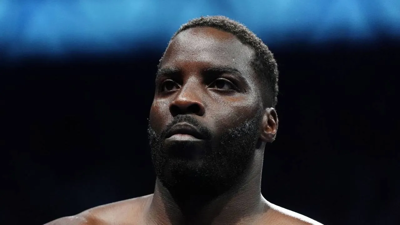Lawrence Okolie meminta publik tidak langsung berasumsi negatif dan menjelaskan bahwa dirinya sempat menjalani perawatan akibat cedera. (Foto: AP)