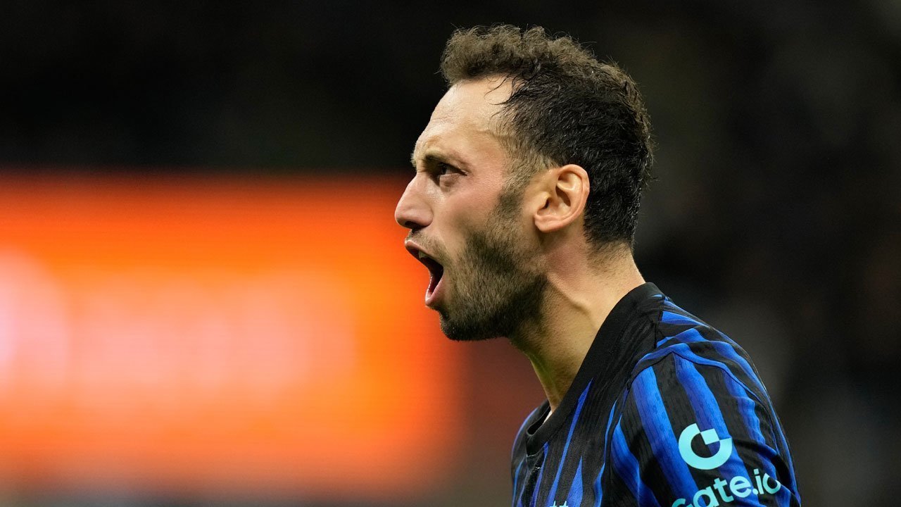 Media Italia: Hakan Calhanoglu Jadi Inspirator Comeback Inter Lawan Como