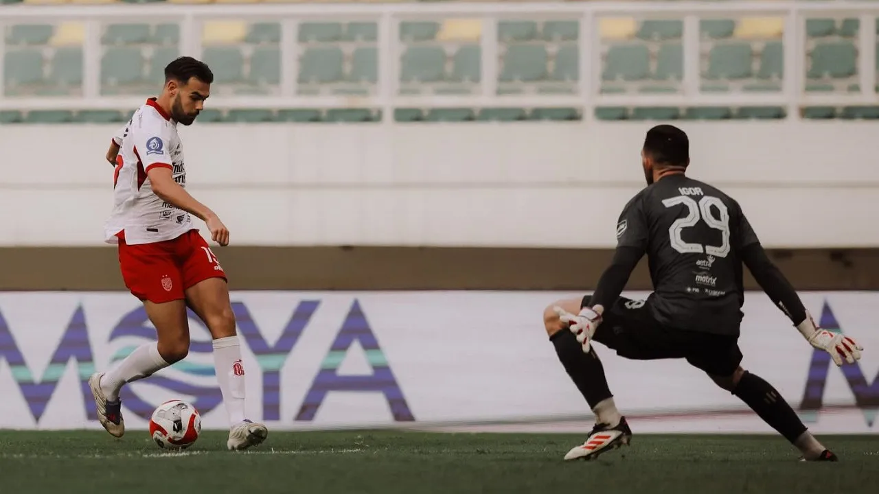 Penyerang Bali United, Jens Ravens di laga kontra Persita Tangerang