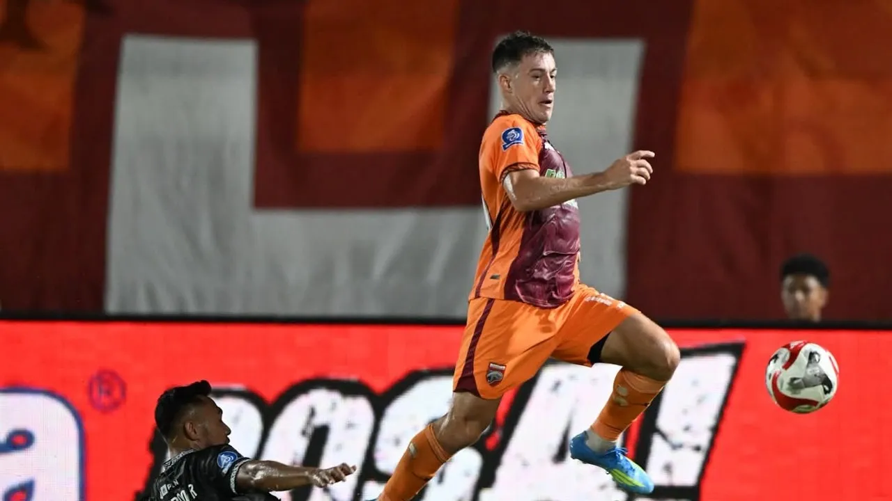 Gelandang Borneo FC, Mariano Peralta di laga kontra Semen Padang FC