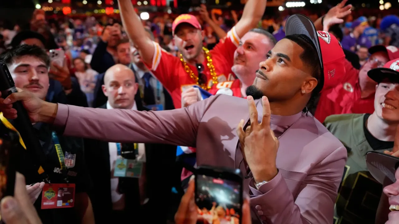 Mansoor Delane (depan) dinilai sebagai cornerback terbaik dalam draft tahun ini, di mana ia menjadi unanimous All-American pertama LSU sejak Joe Burrow. (Foto: AP)
