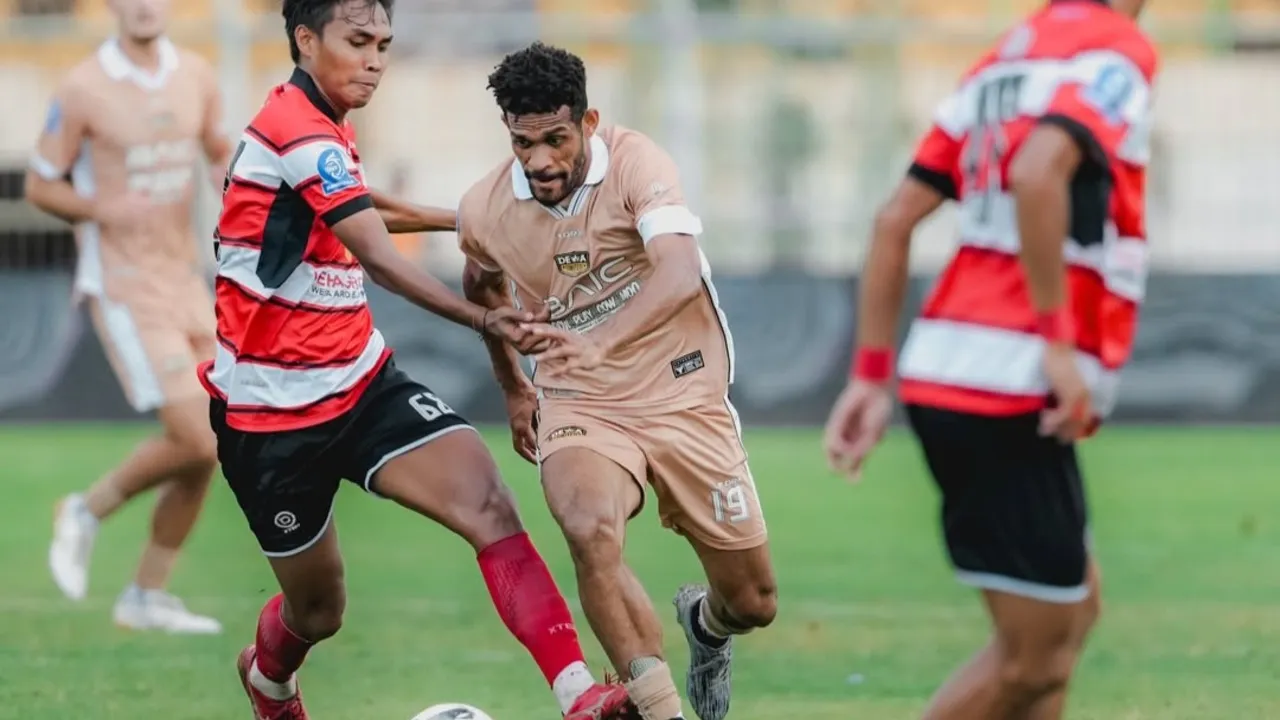 Gelandang Dewa United FC, Ricky Kambuaya mencetak brace ke gawang Madura United