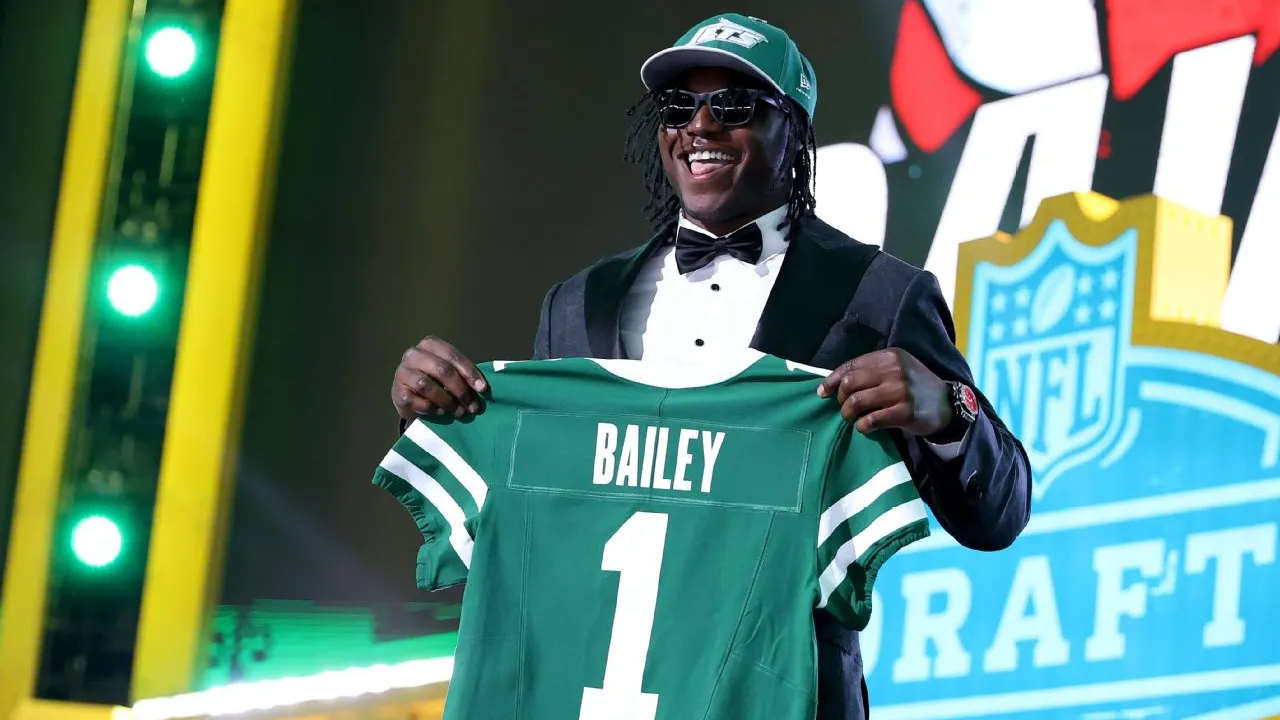 Dengan pick kedua, New York Jets memilih David Bailey yang merupakan salah satu pemain bertahan paling produktif di NCAA musim lalu. (Foto: AP)
