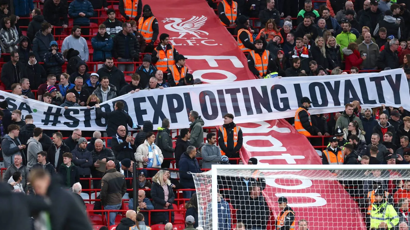 Protes Suporter Liverpool di Anfield, CEO Billy Hogan Tertangkap Tersenyum - sumber: (givemesport)