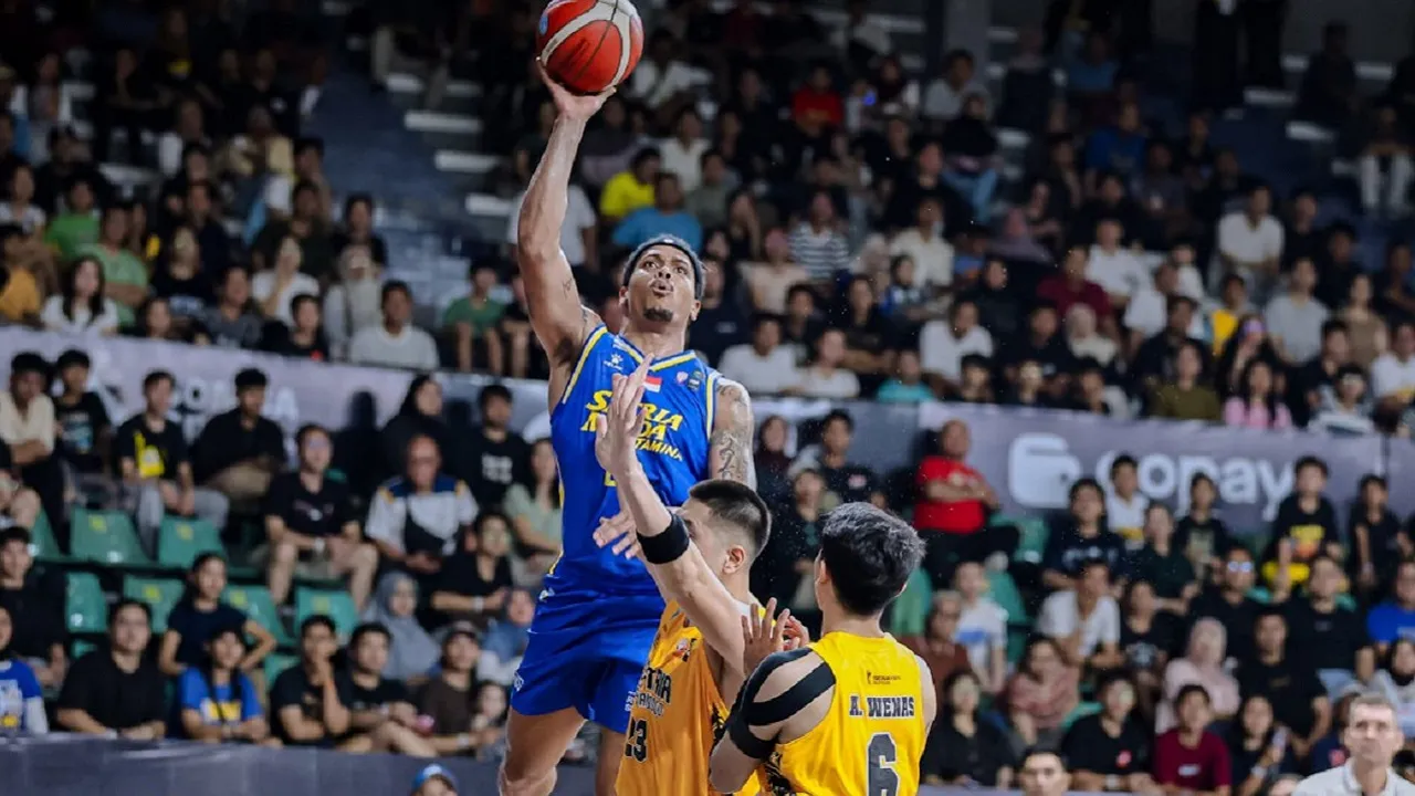 Kesatria Bengawan Solo tak kuasa bendung agresivitas Satria Muda Pertamina.